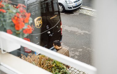 UPS servis Birleşik parsel genç erkek posta teslim kurye lea