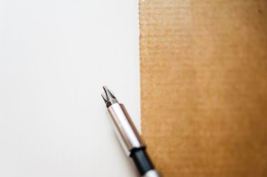 Son zamanlarda pur ayarlama sürecinde bir tahta üzerinde tornavida