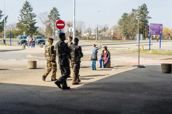 Fyra vigipirate soldater inspektera Entzheim Aeroport område f — Stockfoto