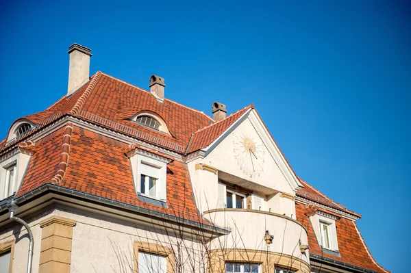 Vue latérale de l'horloge astronomique sur la façade d'une maison — Photo