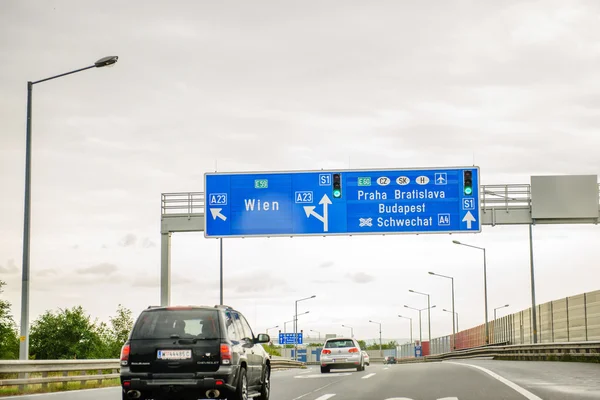 Señal de la autopista europea - señal de dirección y salida hacia Praha, Bratis — Foto de Stock