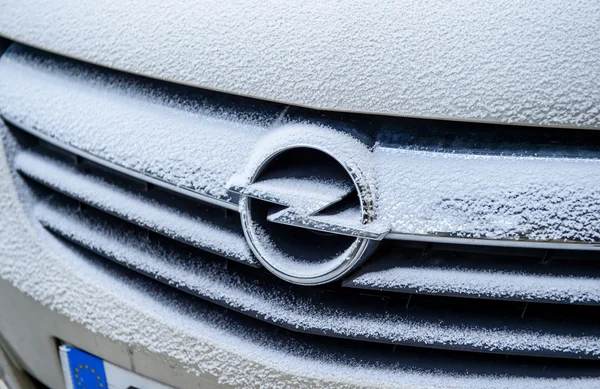 Logotipo Opel AG coberto com floco de neve — Fotografia de Stock