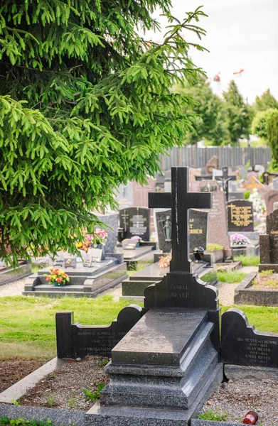 Крест на могиле на кладбище — стоковое фото
