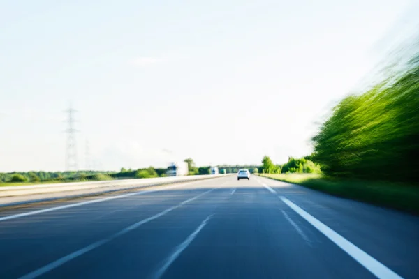 Snel snel rijdende auto op snelweg Pov — Stockfoto