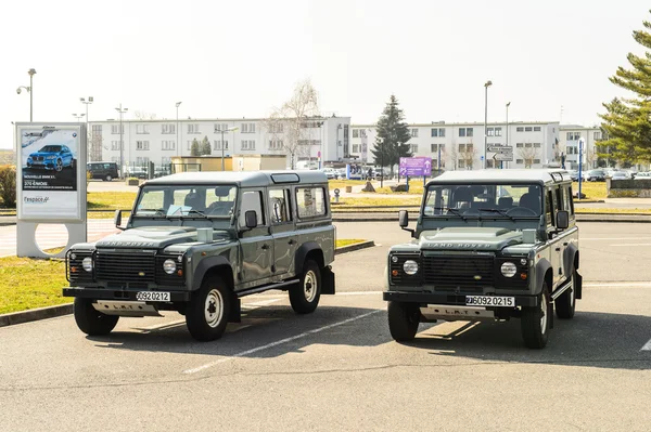 Dwa vigipirate wojskowe jeep Land Rover zaparkowany w Entzheim — Zdjęcie stockowe