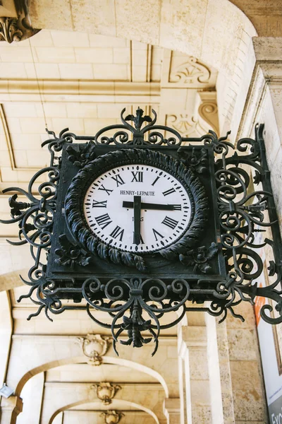 Henry Lepaute relógio de rua nas ruas de Paris — Fotografia de Stock