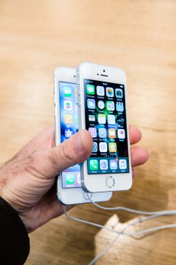 Karşılaştırma iPhone 6s ve yeni Apple iphone Se adam