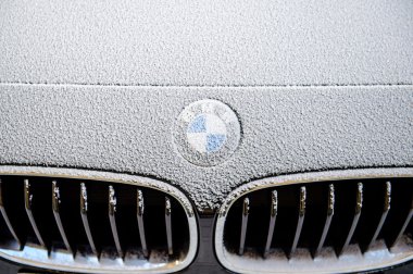 Karda araba ızgara altında BMW logo