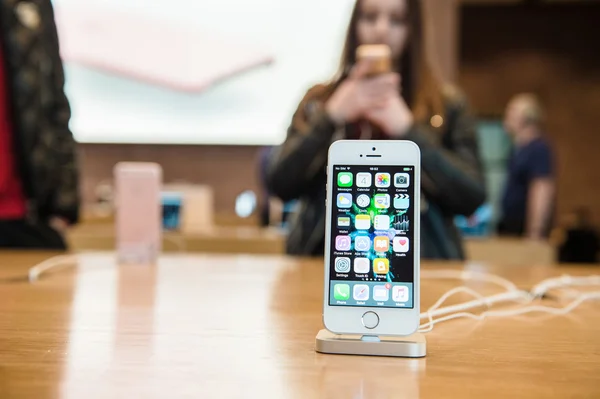 People testing new iPhone with the Apple iPhone SE — Stock Photo, Image