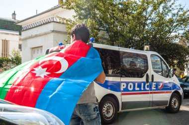 Azerbaycan Ermenistan çatışma protesto Büyükelçiliği önünde