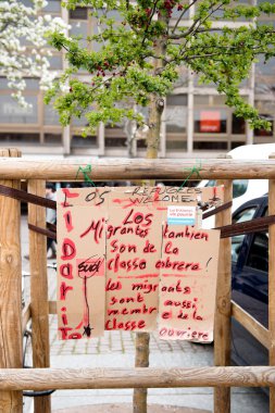 yaklaşan protesto için Place Kleber genel tasarlamak çizim