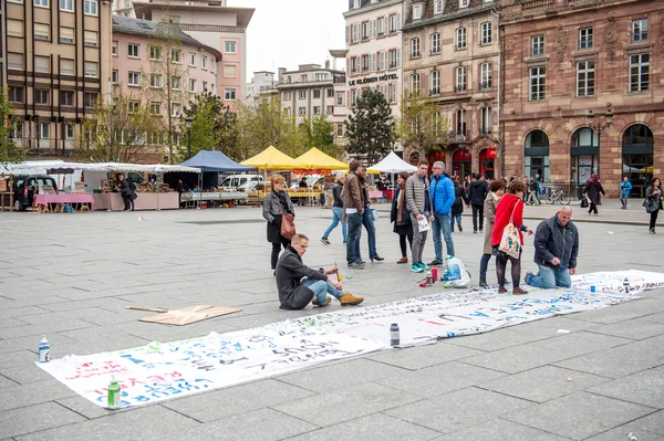 Публичные рисунки на площади Клебер для предстоящих протестов — стоковое фото