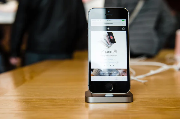 新最新苹果 iphone Se 智能手机从苹果电脑 — 图库照片