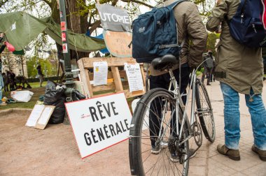 'Nuit Debout' veya 'de la Republique Place durmayı'