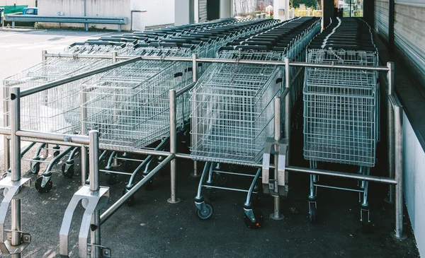 Supermarket gerobak belanja menunggu — Stok Foto