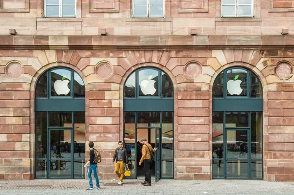 Apple Store green leaf Earth Day — Stock Photo, Image