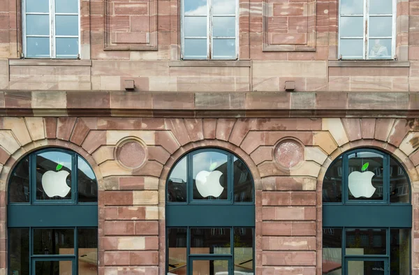 Apple Store green leaf Earth Day — Stock Photo, Image