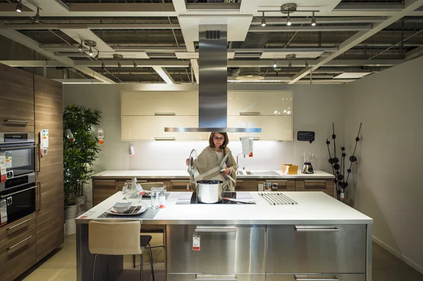 Mulher comprando cozinha moderna de luxo — Fotografia de Stock