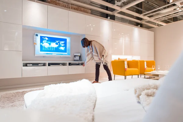 Mujer comprando muebles de salón — Foto de Stock