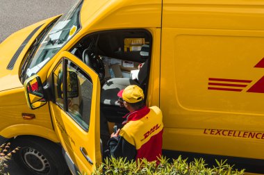 DHL teslim sarı van