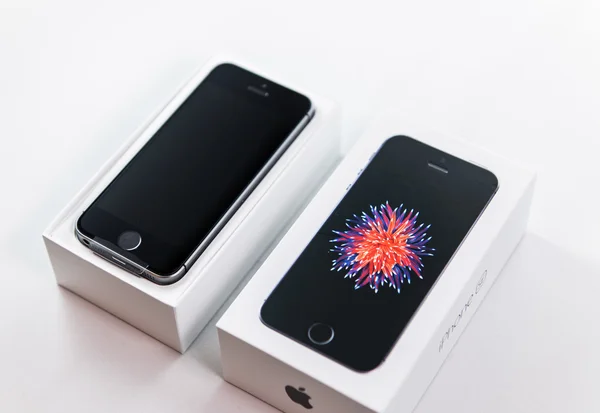 Unboxing i pierwsze uruchomienie nowego iphone Se — Zdjęcie stockowe