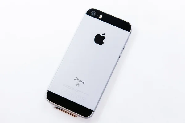 Unboxing e prima esecuzione del nuovo iPhone SE — Foto Stock
