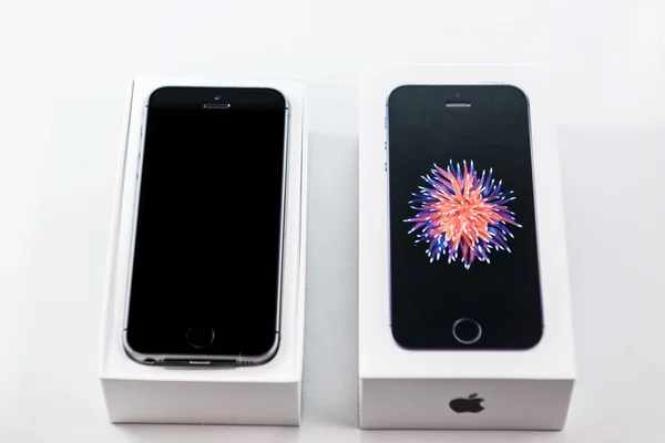 Unboxing и первый запуск нового iPhone SE — стоковое фото
