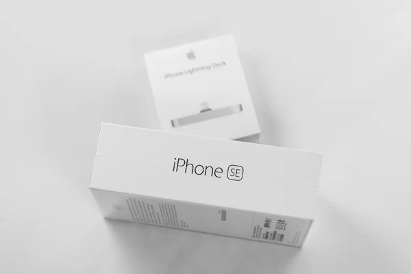 Unboxing en eerste run van de nieuwe iphone Se — Stockfoto