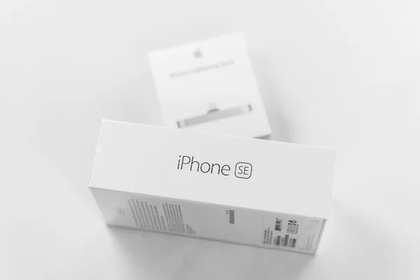 Unboxing e primeira execução do novo iPhone SE — Fotografia de Stock