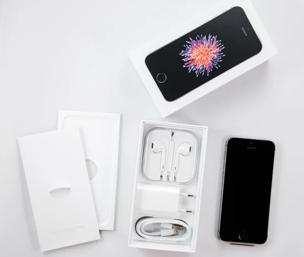 Unboxing ve ilk koşmak-in belgili tanımlık yeni iphone Se — Stok fotoğraf