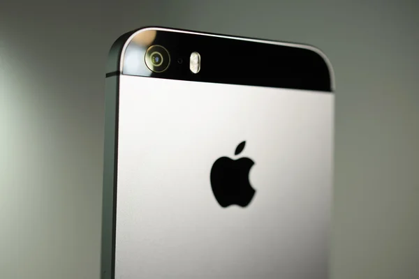 Unboxing a první spuštění nového iPhone Se — Stock fotografie