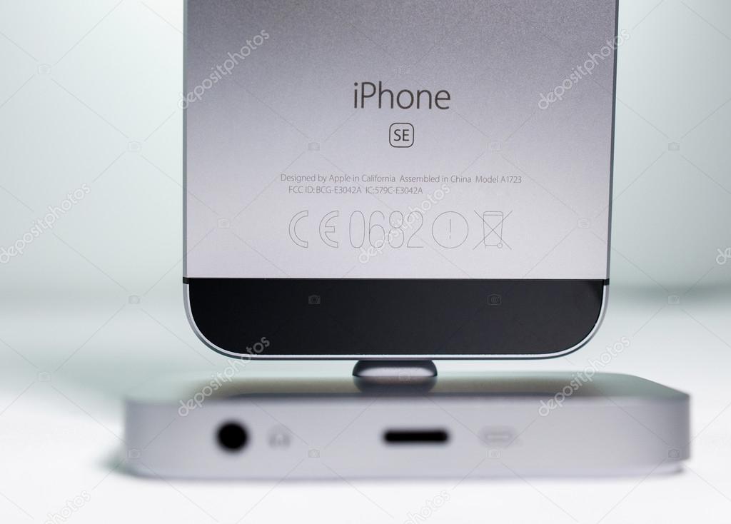 Unboxing And First Run Of The New Iphone Se Stock Editorial Photo C Ifeelstock