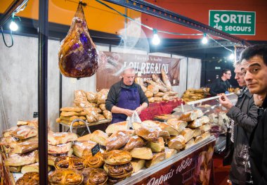 Kapalı pazarda kasap ürünlerinden alışveriş yapanlar