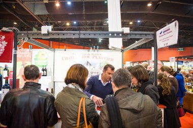 Pazarda şarap tatma