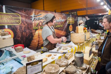 Fransız geleneksel peyniri satın alan insanlar