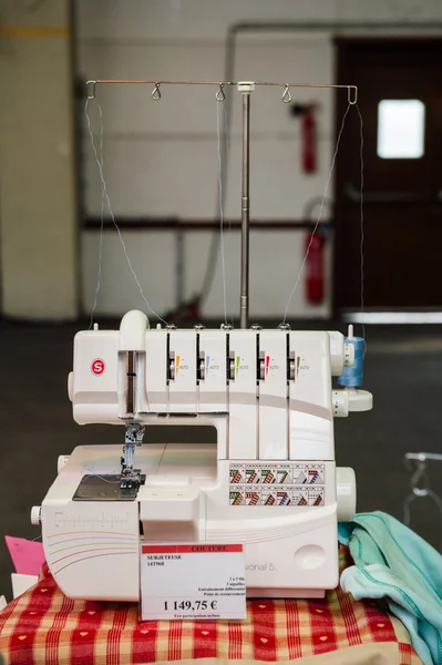 Singer sewing machines at market — 图库照片