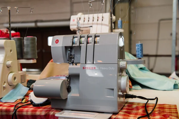 Singer sewing machines at market — Stock Photo, Image