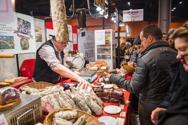 Personnes achetant de la viande de boucher au marché couvert — Photo