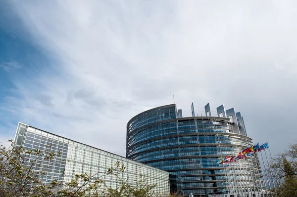 Sede del Parlamento Europeo con todas las banderas ondeando — Foto de Stock