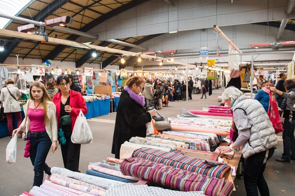 Mujeres eligiendo diversos textiles — Foto de Stock