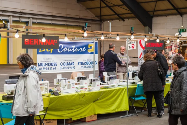 Sewing machine sellers at market — Stockfoto