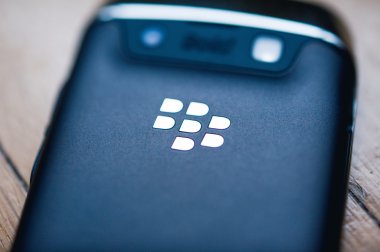 Paris, Fransa - 21 Nisan 2013: Arka görüş-in krom logo ile bir Blackberry telefon. BlackBerry bir kablosuz el cihazı ile tasarlanmış ve Blackberry Limited, eski Research In Motion bilinen tarafından pazarlanan Hizmetleri olan. Tilt-shift objektif 