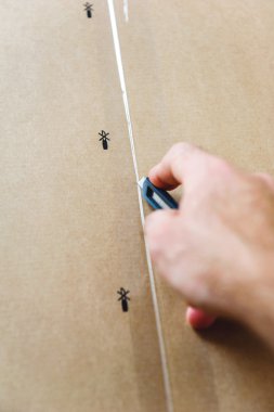 Adam el açmak için bir karton kutu keskin çelik kutu kesici bıçak kesim.