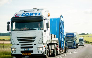 Convoi Exceptionnel - Fransız üzerinde sürüş özel taşıma kamyonu 