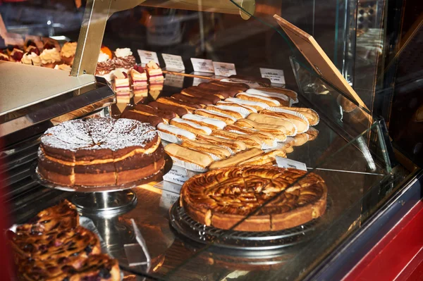 Boulangerie française avec délicieuse pâtisserie — Photo