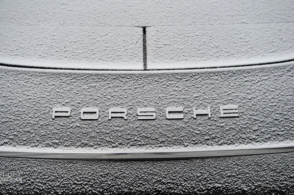 Логотип PORSCHE, покрытый снежинками — стоковое фото