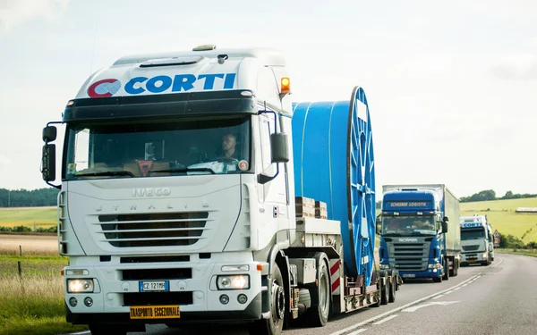 Convoi Exceptionnel - Trasporti speciali su camion francese — Foto Stock