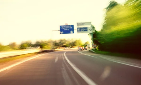 Κινείται Γρήγορα Στον Γαλλικό Αυτοκινητόδρομο Σύμφωνα Την Όμορφη Ταινία Εφέ — Φωτογραφία Αρχείου
