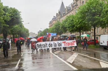 Fransa'daki çalışma reformlarını protesto eden cadde kapalı