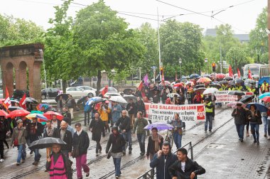 Çalışma reformuna karşı protestocu sıralarının yüksek görünümü